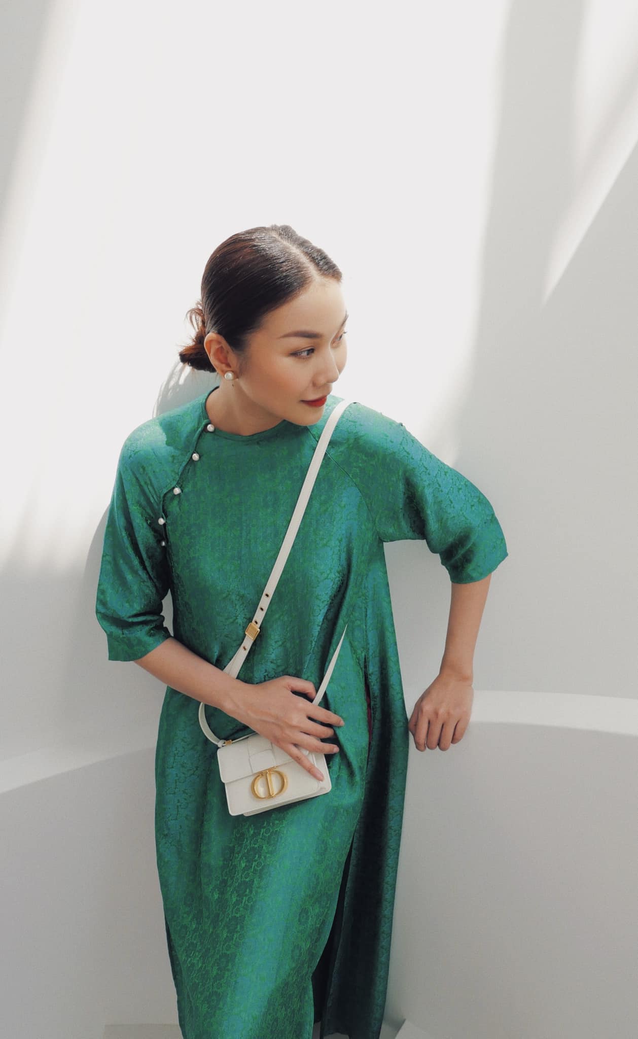 Ngắm BST áo dài trơn màu của Thanh Hằng: Toàn mẫu hack dáng nịnh da, dành cho chị em tuổi 30+- Ảnh 14.