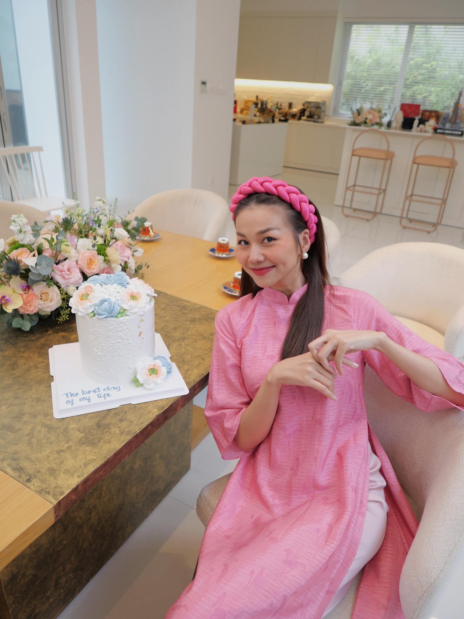 Ngắm BST áo dài trơn màu của Thanh Hằng: Toàn mẫu hack dáng nịnh da, dành cho chị em tuổi 30+- Ảnh 4.