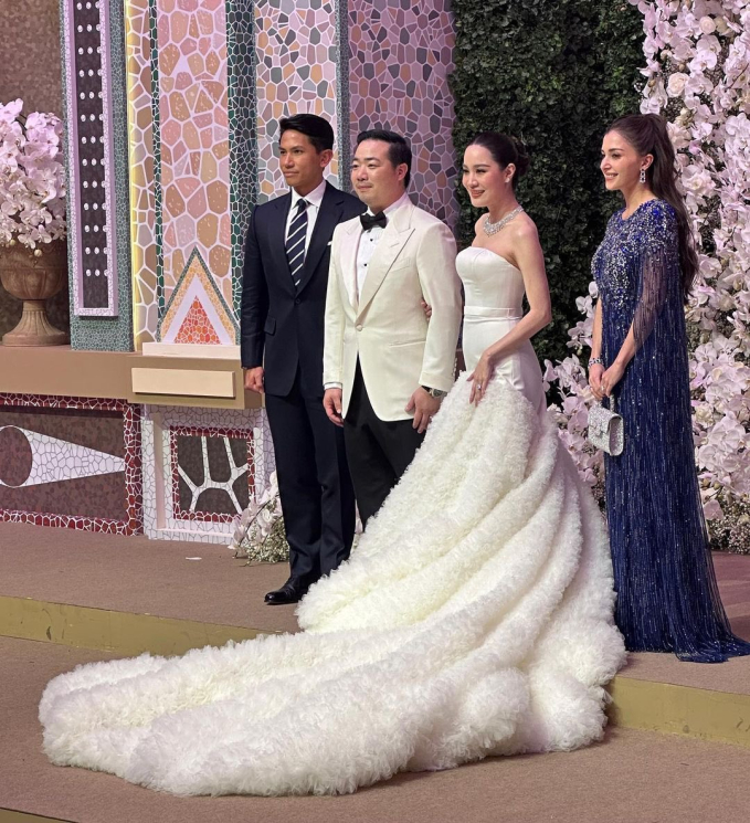 Hoàng tử Brunei cùng vợ lần đầu lộ diện sau đám cưới thế kỷ, nàng dâu hoàng gia đẹp lộng lẫy bất chấp cam thường - Ảnh 2.