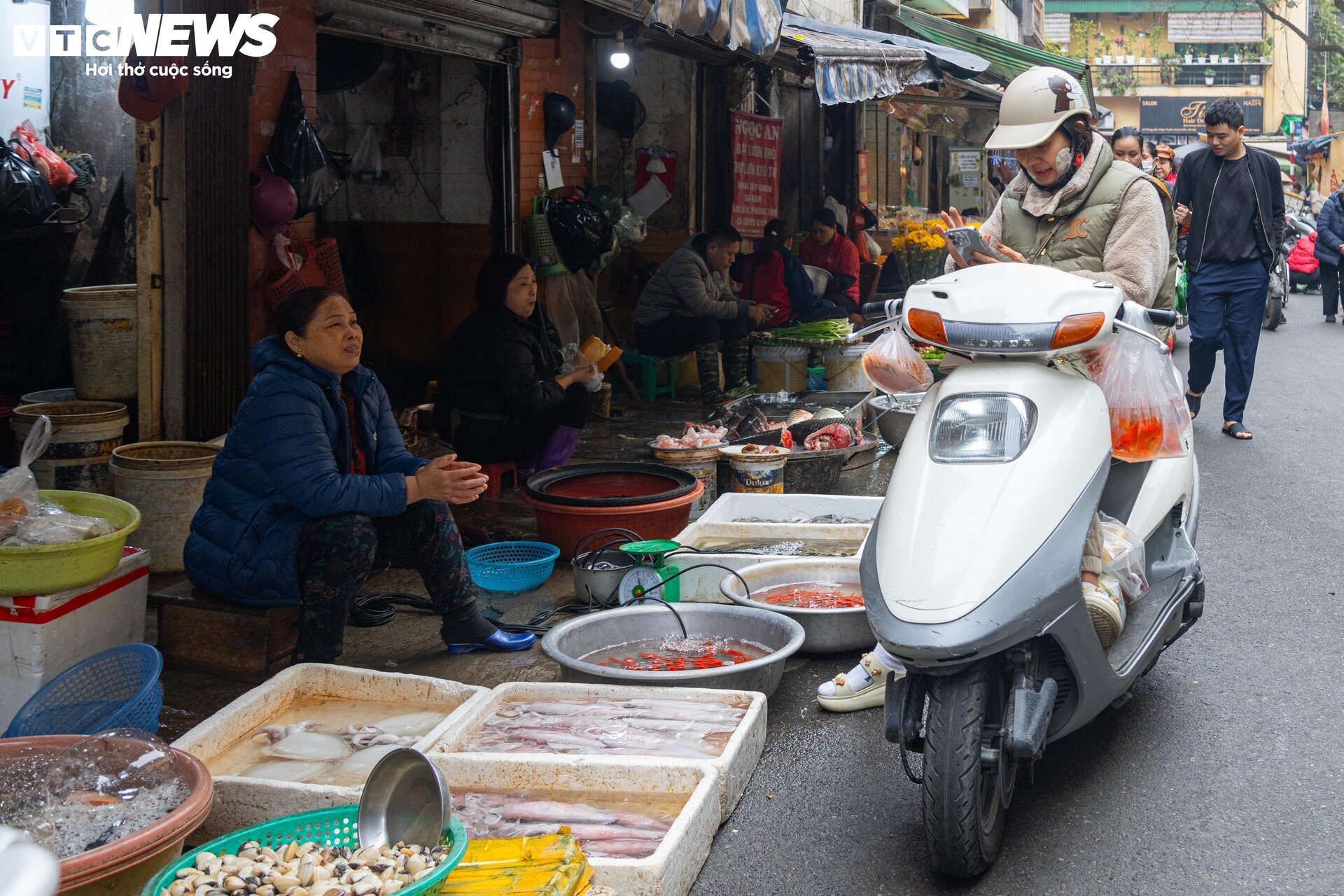 Sát ngày ông Công, ông Táo, thị trường đồ lễ ở Hà Nội nhộn nhịp khác thường - Ảnh 17.