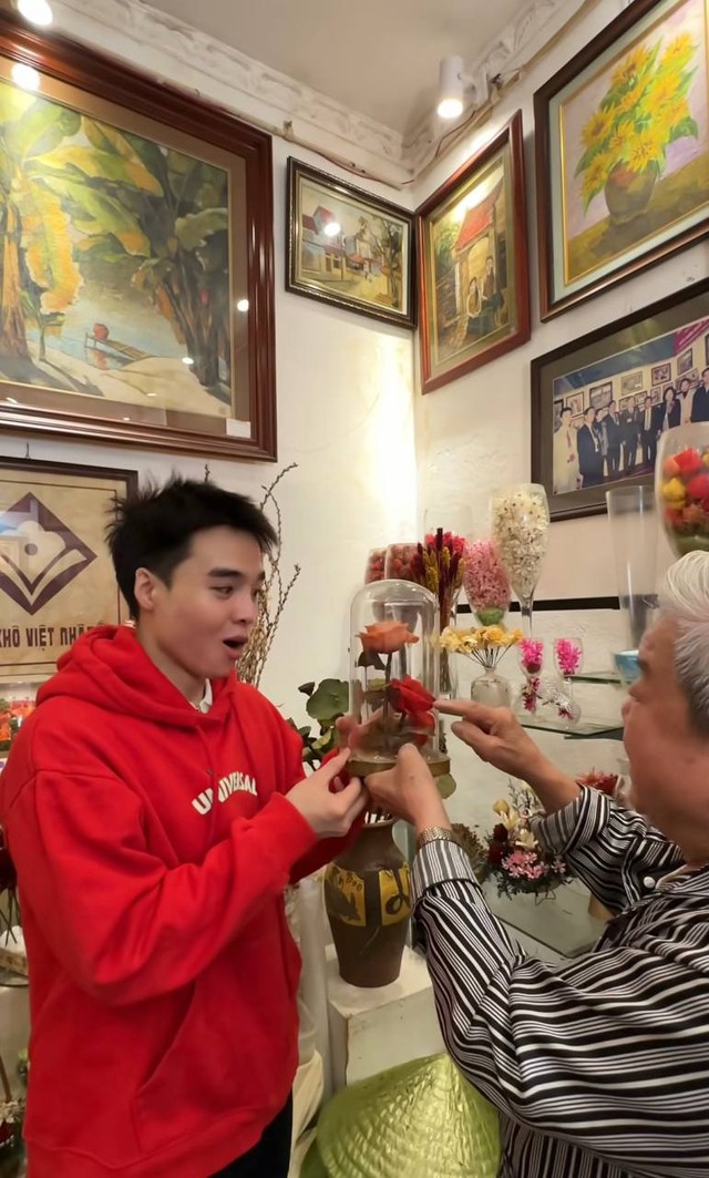 Cháu ngoại tiết lộ căn phòng ngàn đôcủa nghệ nhân ở Hà Nội, là người đầu tiên làm tranh bằng hoa khô trên thế giới - Ảnh 3.