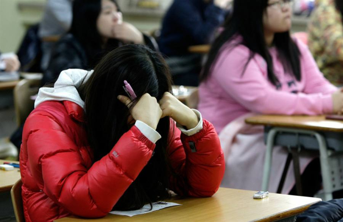 Phim tài liệu &quot;bóc trần&quot; sự thật khắc nghiệt về kỳ thi ĐH ở Hàn Quốc: Có những đứa trẻ bình thường, nỗ lực mấy cũng không được đền đáp - Ảnh 2.