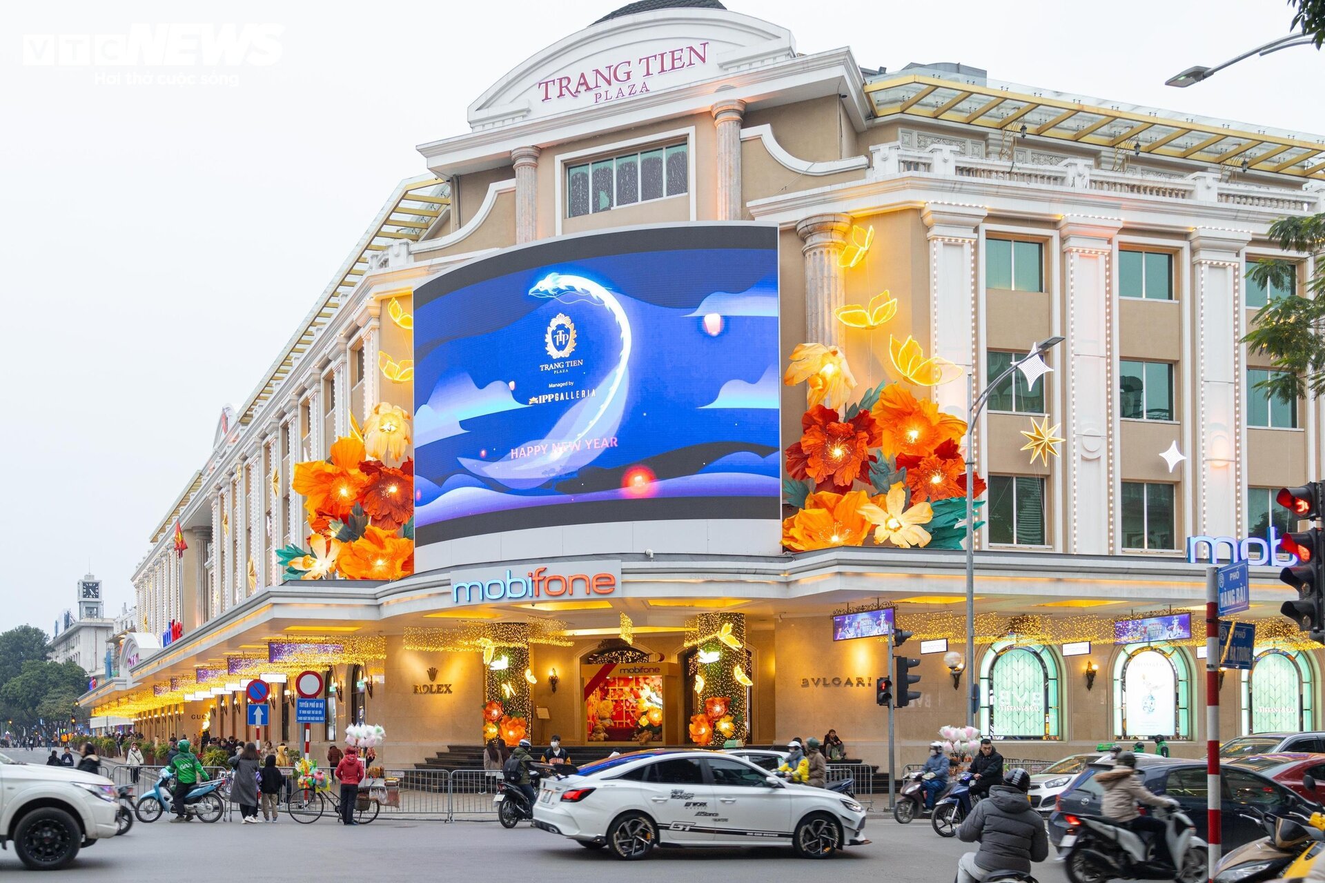 Trung tâm thương mại ở Hà Nội trang hoàng lộng lẫy đón Tết Giáp Thìn 2024 - Ảnh 5.