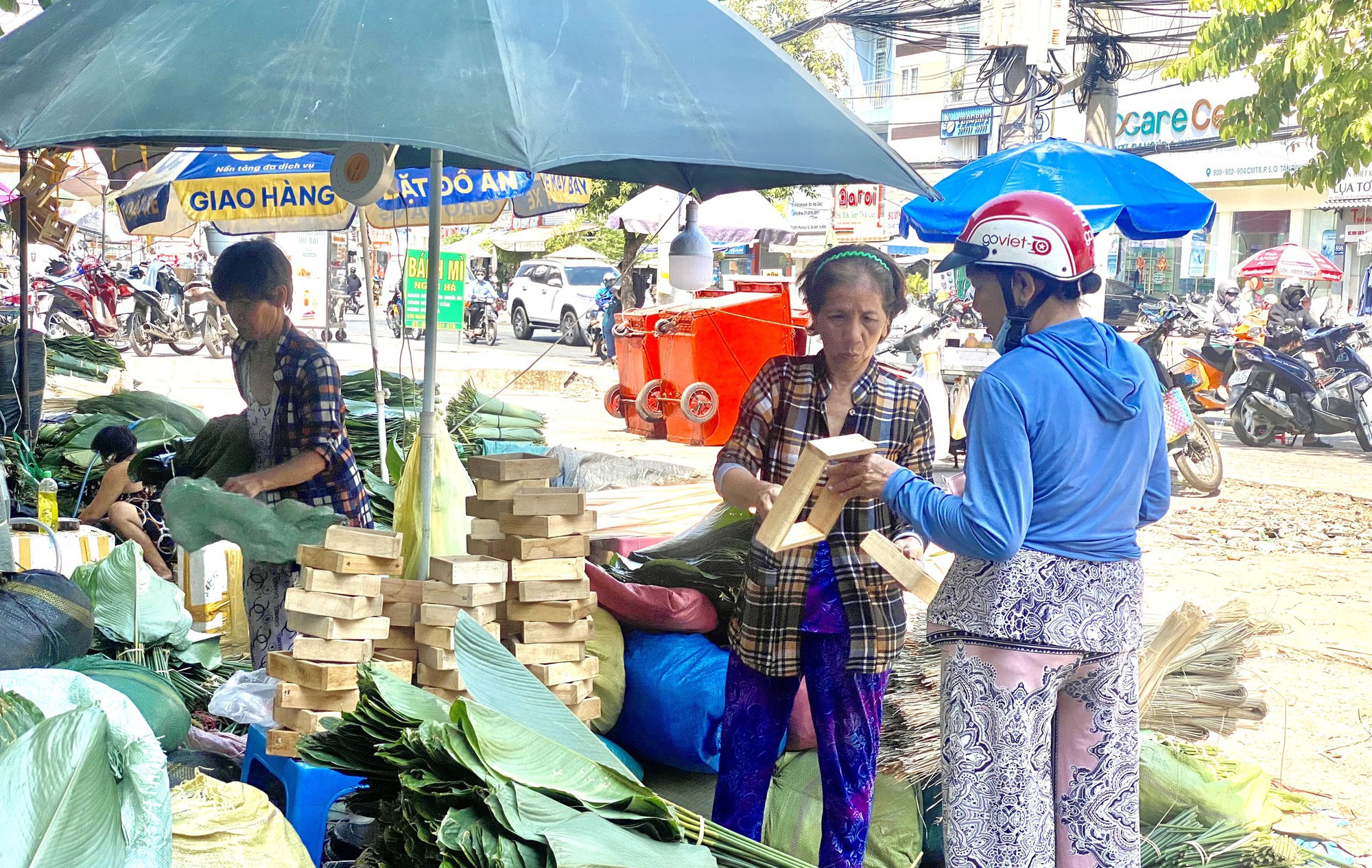 Chợ bán lá dong lớn nhất TP HCM năm nay ra sao?- Ảnh 1.