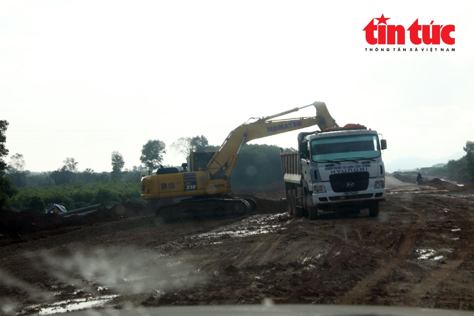 'Vượt nắng thắng mưa&quot; thi công Tết, đẩy nhanh tiến độ cao tốc Hàm Nghi - Vũng Áng - Ảnh 6.