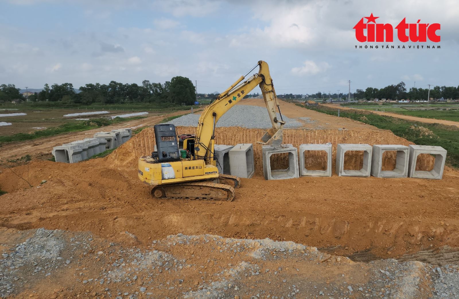 'Vượt nắng thắng mưa&quot; thi công Tết, đẩy nhanh tiến độ cao tốc Hàm Nghi - Vũng Áng - Ảnh 9.