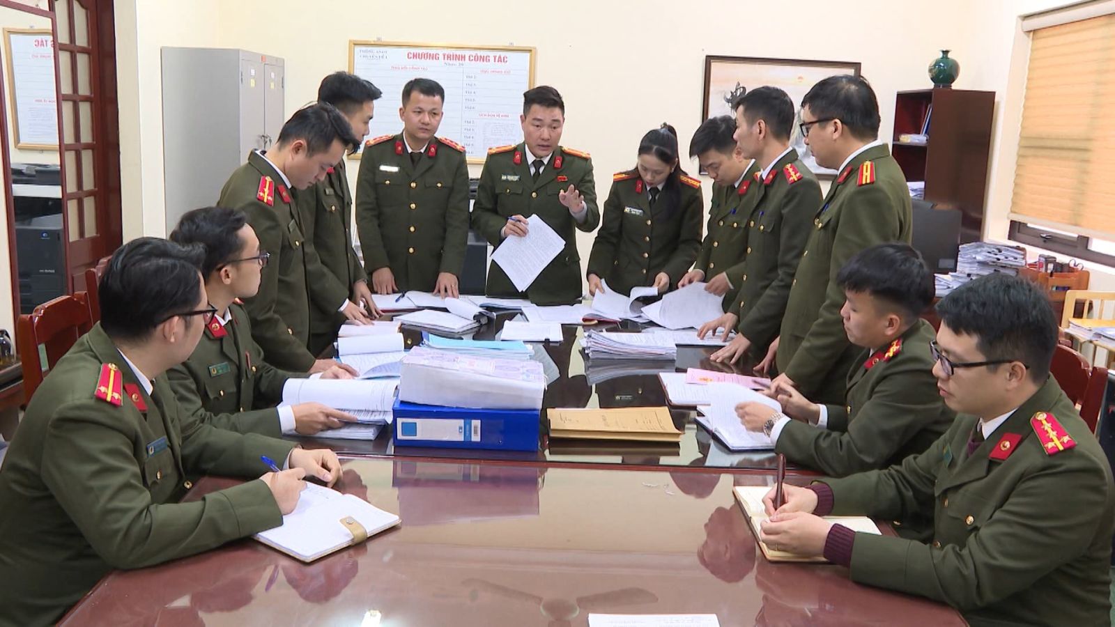 Vụ án đưa, nhận hối lộ 'đông' bị can nhất từ trước đến nay ở Thanh Hóa: 23 người đồng loạt bị khởi tố- Ảnh 1.