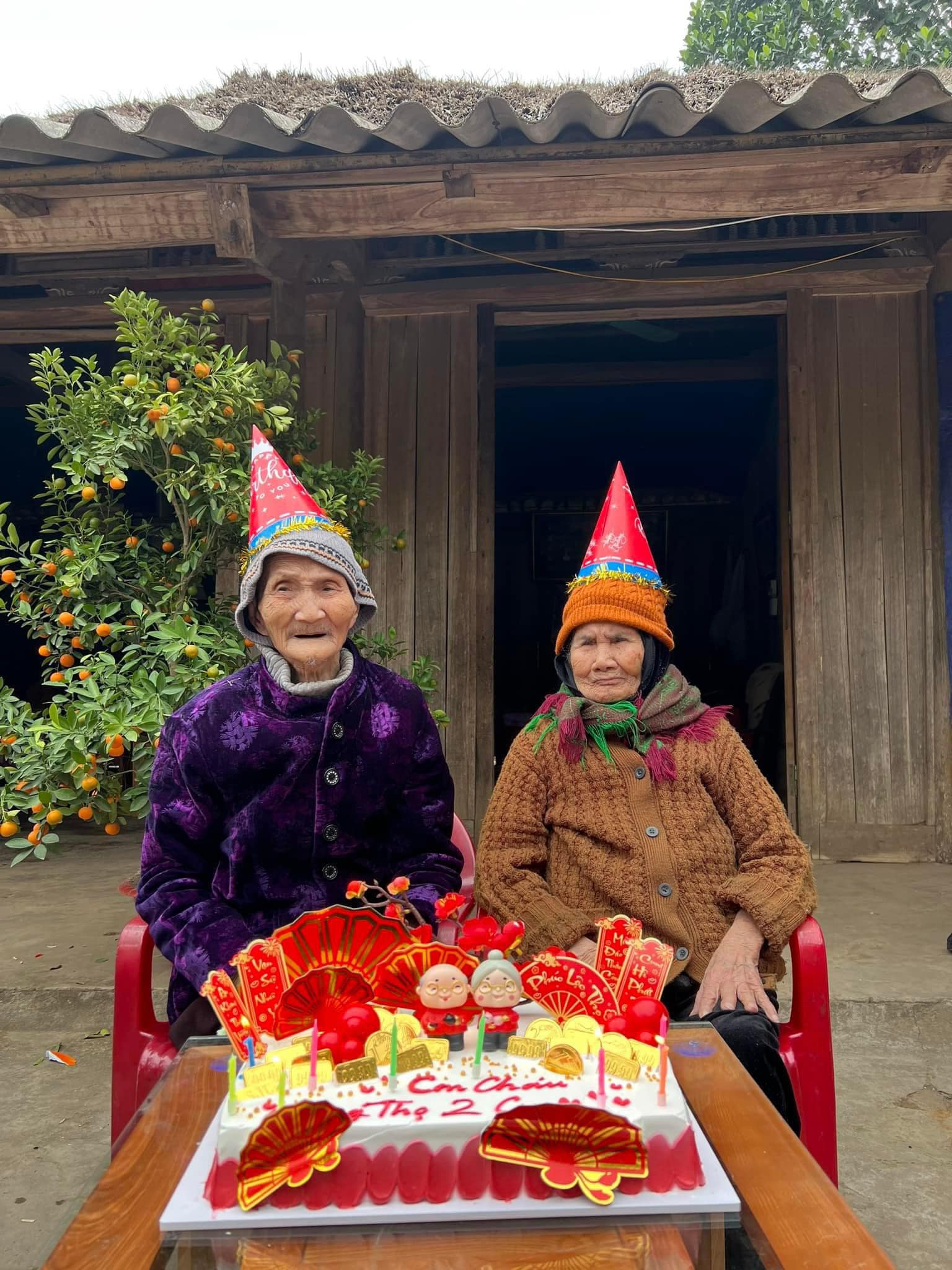 Đôi vợ chồng 112 tuổi và 102 tuổi ở Phú Thọ: Minh mẫn, quấn quýt bên nhau, mới ở chung với con vài tháng- Ảnh 3.