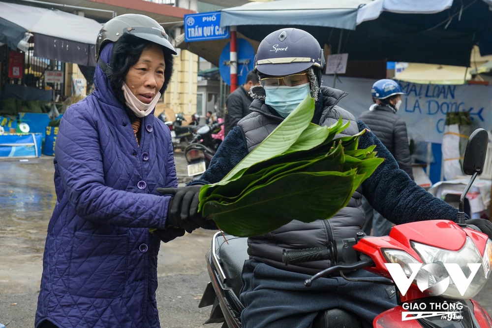 Nhộn nhịp chợ lá dong những ngày cận Tết - Ảnh 8.