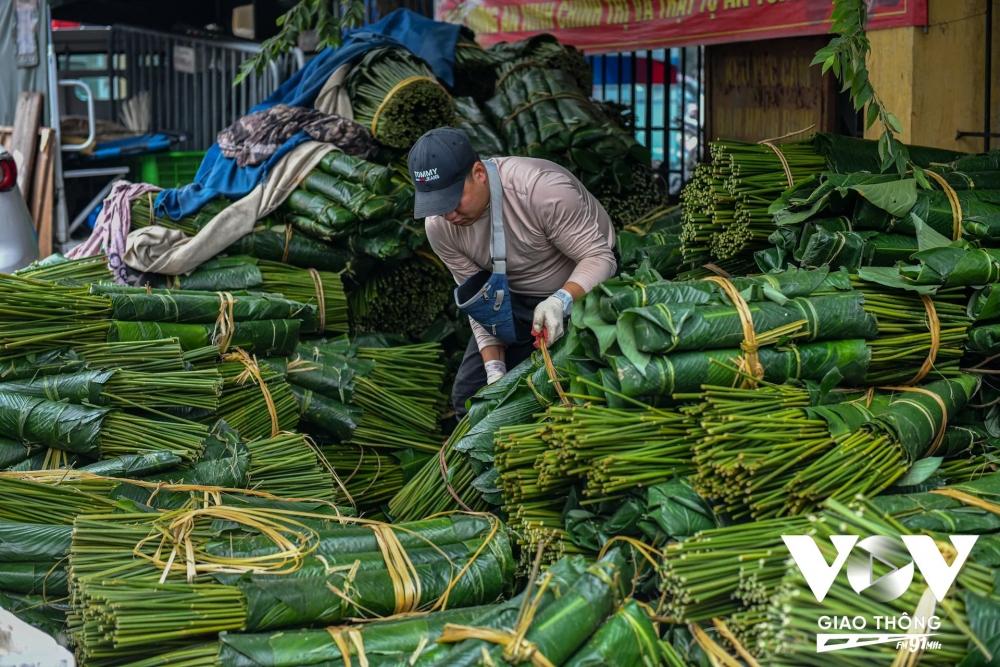 Nhộn nhịp chợ lá dong những ngày cận Tết - Ảnh 1.