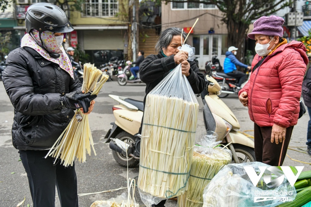 Nhộn nhịp chợ lá dong những ngày cận Tết - Ảnh 11.