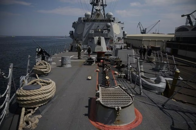 Houthi tuyên bố sẽ tiếp tục tấn công chiến hạm Mỹ và Anh - Ảnh 1.