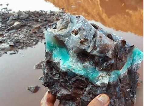 Phát hiện tia sáng xanh lóe lên từ vết nứt trên ‘đá lạ’, khu đất toàn sỏi đá trở thành nơi đào kho báu 200 năm tuổi, công nghệ mới được đưa vào  - Ảnh 1.
