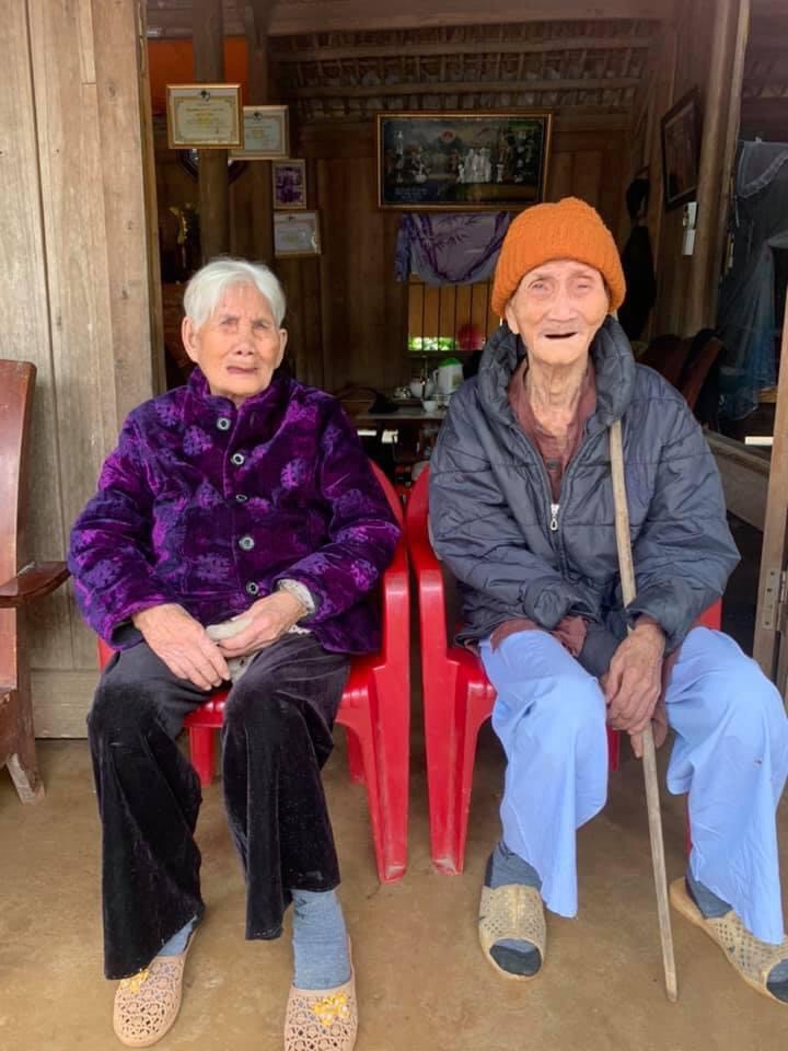 Đôi vợ chồng 112 tuổi và 102 tuổi ở Phú Thọ: Minh mẫn, quấn quýt bên nhau, mới ở chung với con vài tháng- Ảnh 1.