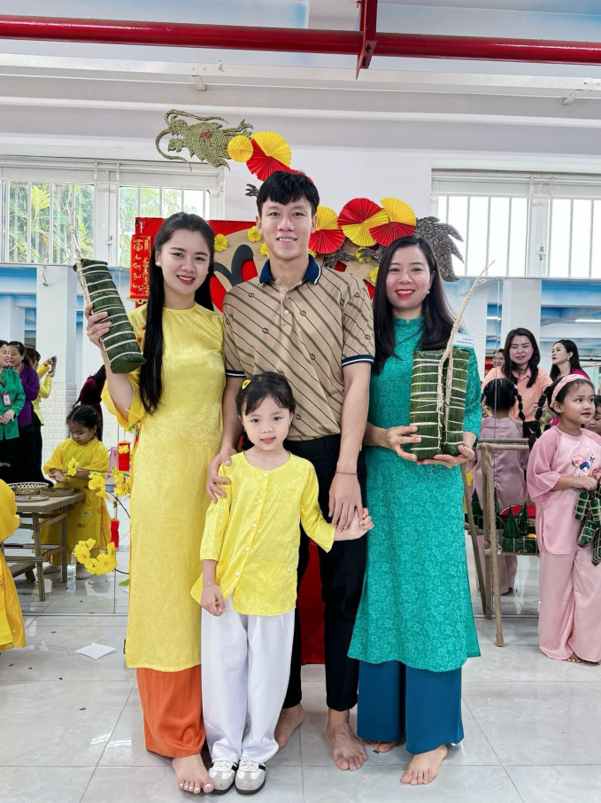 Khoảnh khắc cực hạnh phúc của đội trưởng tuyển đội tuyển Việt Nam và con gái, cùng gói bánh tét hạnh phúc sum vầy ngày Tết - Ảnh 2.