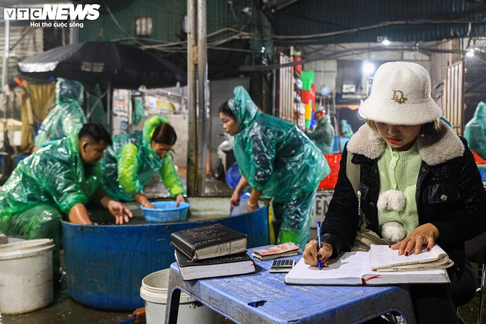 Chợ cá lớn nhất Hà Nội buôn bán xuyên đêm trước ngày ông Công, ông Táo - Ảnh 10.