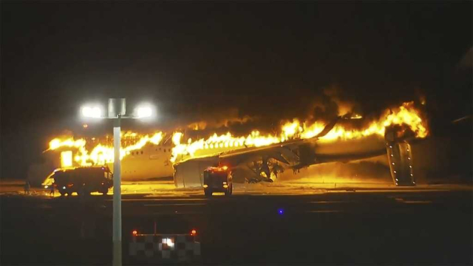 Tiếp viên tiết lộ 18 phút sinh tử trong máy bay Nhật Bản: 5/8 cửa thoát hiểm bốc cháy, mất liên lạc hoàn toàn với buồng lái - Ảnh 2.