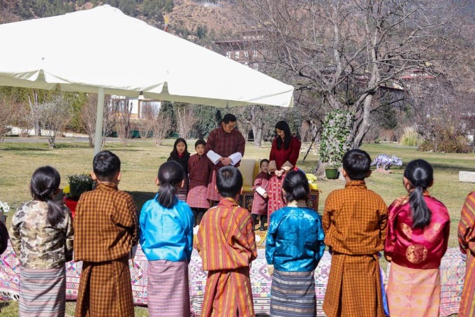Vợ chồng hoàng hậu &quot;vạn người mê&quot; của Bhutan đăng ảnh gia đình mừng năm mới, tiểu công chúa 3 tháng tuổi lập tức &quot;chiếm spotlight&quot; - Ảnh 4.