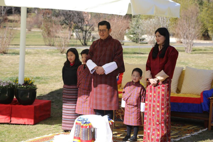 Vợ chồng hoàng hậu &quot;vạn người mê&quot; của Bhutan đăng ảnh gia đình mừng năm mới, tiểu công chúa 3 tháng tuổi lập tức &quot;chiếm spotlight&quot; - Ảnh 3.