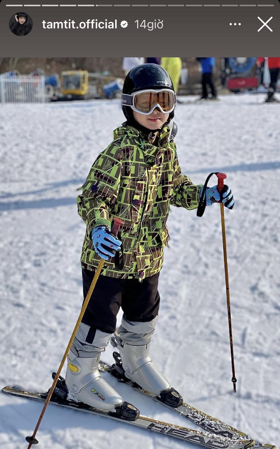 2 con trai của Tâm Tít thể hiện kỹ năng trượt tuyết siêu đỉnh, thần thái được khen "chuẩn thiếu gia nhà giàu"- Ảnh 2.