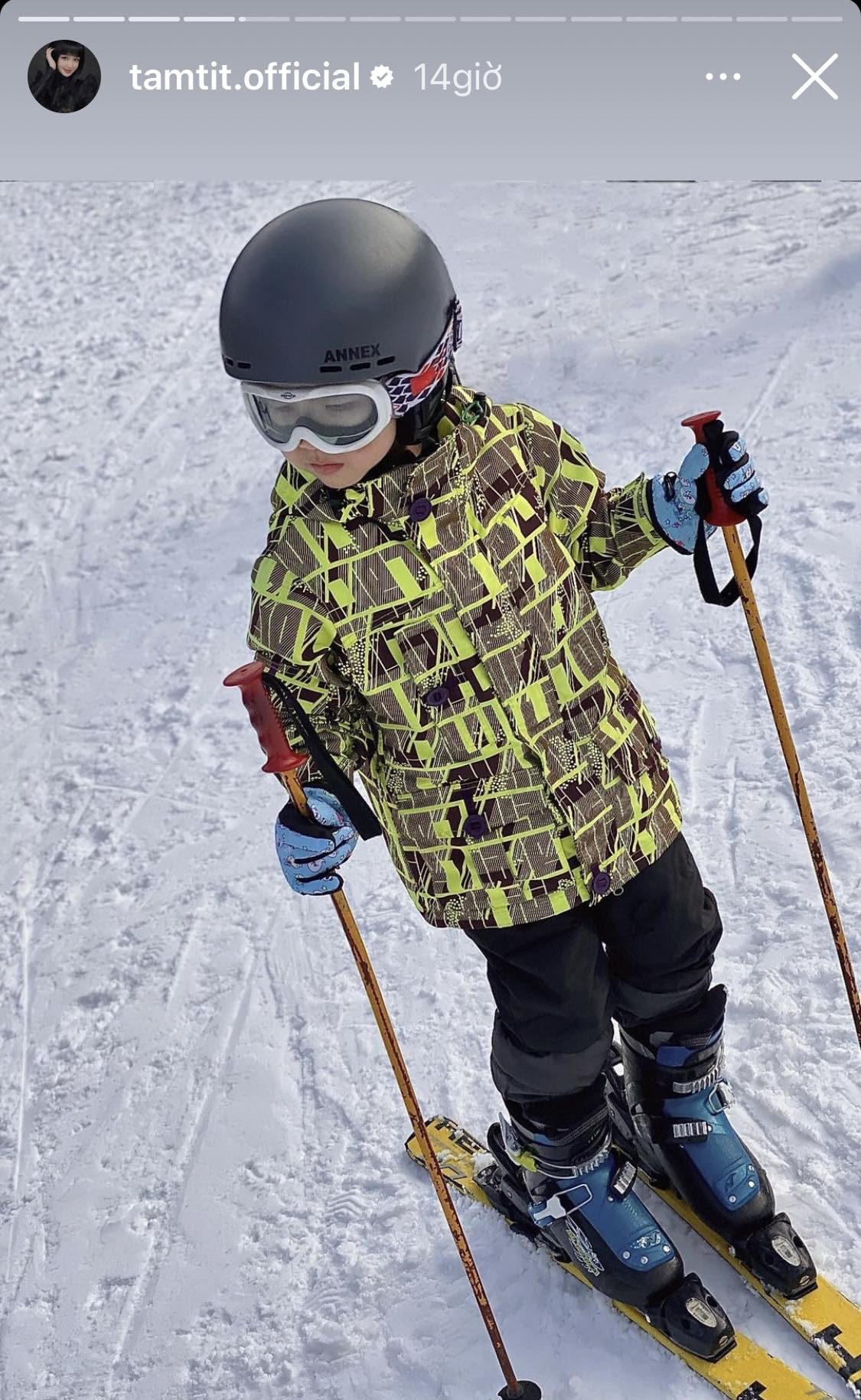 2 con trai của Tâm Tít thể hiện kỹ năng trượt tuyết siêu đỉnh, thần thái được khen "chuẩn thiếu gia nhà giàu"- Ảnh 1.