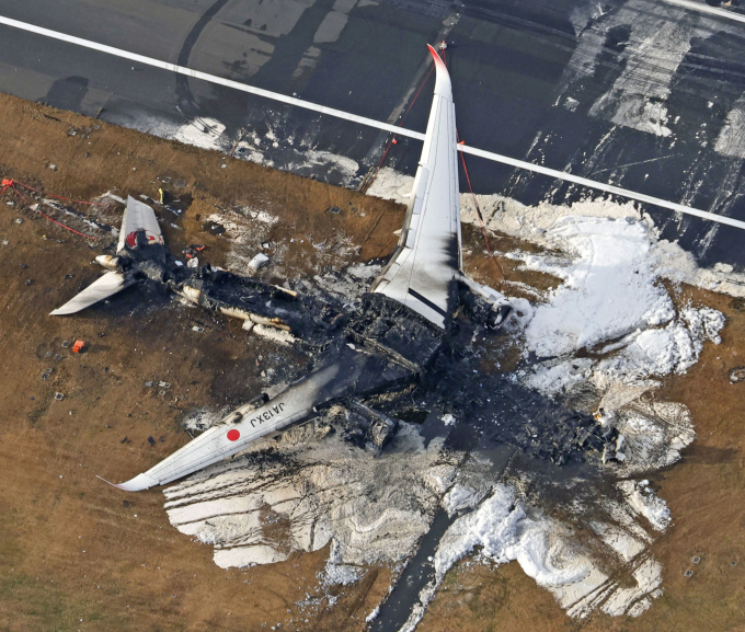 Tiếp viên Japan Airlines yêu cầu &quot;10 người xếp thành vòng tròn&quot; ngay sau khi sơ tán, mục đích đằng sau khiến ai cũng trầm trồ - Ảnh 1.