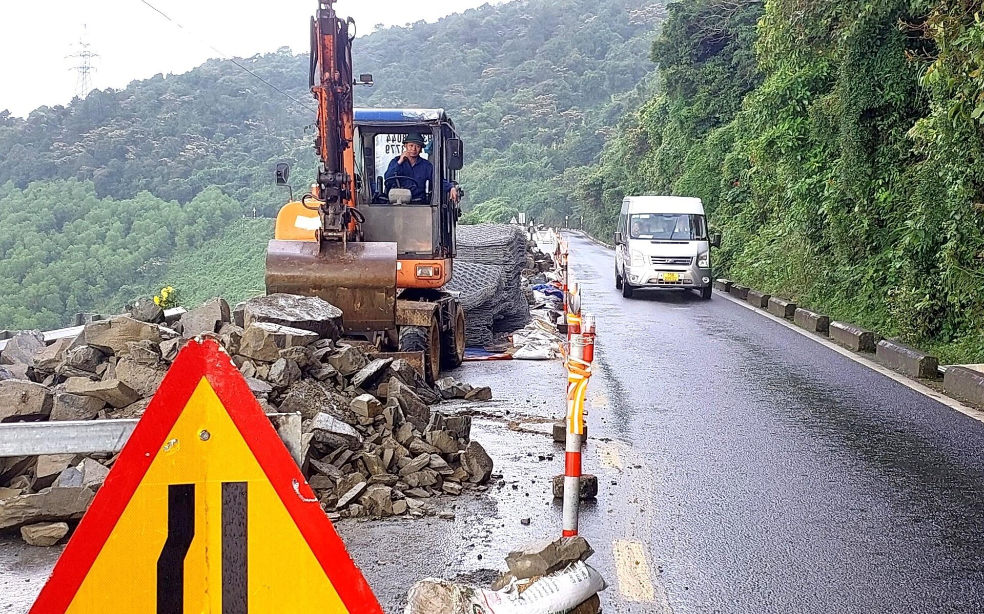 Cận cảnh cung đường sạt lở đang sửa trên đèo Hải Vân - Ảnh 6.