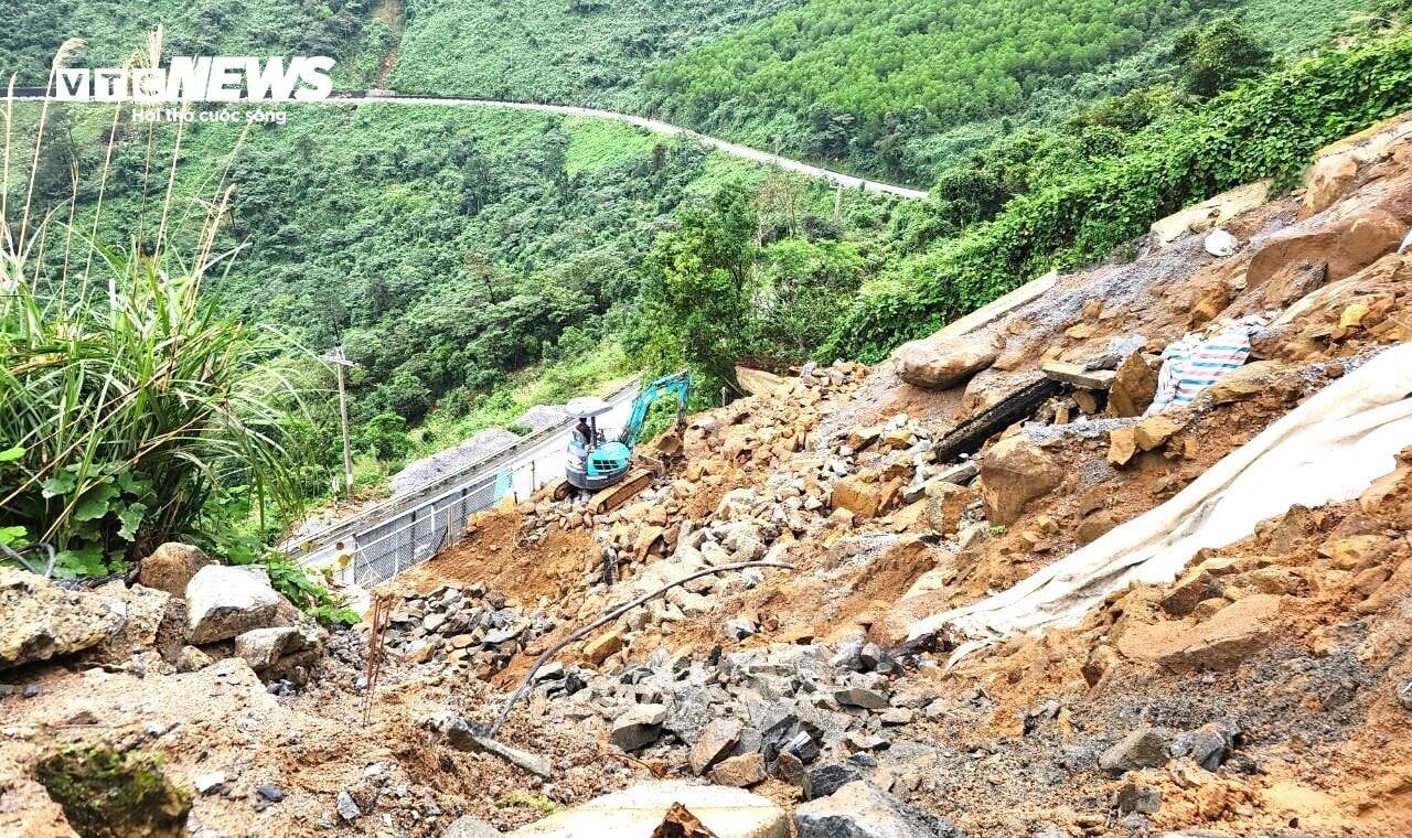 Cận cảnh cung đường sạt lở đang sửa trên đèo Hải Vân - Ảnh 1.