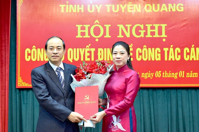 Công bố quyết định của Ban thường vụ Tỉnh ủy Tuyên Quang về công tác cán bộ - Ảnh 1.