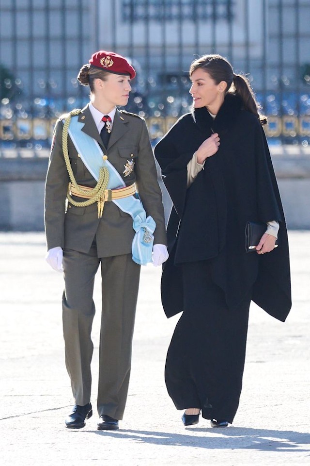&quot;Nàng công chúa xinh đẹp nhất châu Âu&quot; xuất hiện đĩnh đạc trong bộ quân phục hoàng gia, lần đầu tiên trong đời tham dự sự kiện đặc biệt - Ảnh 2.