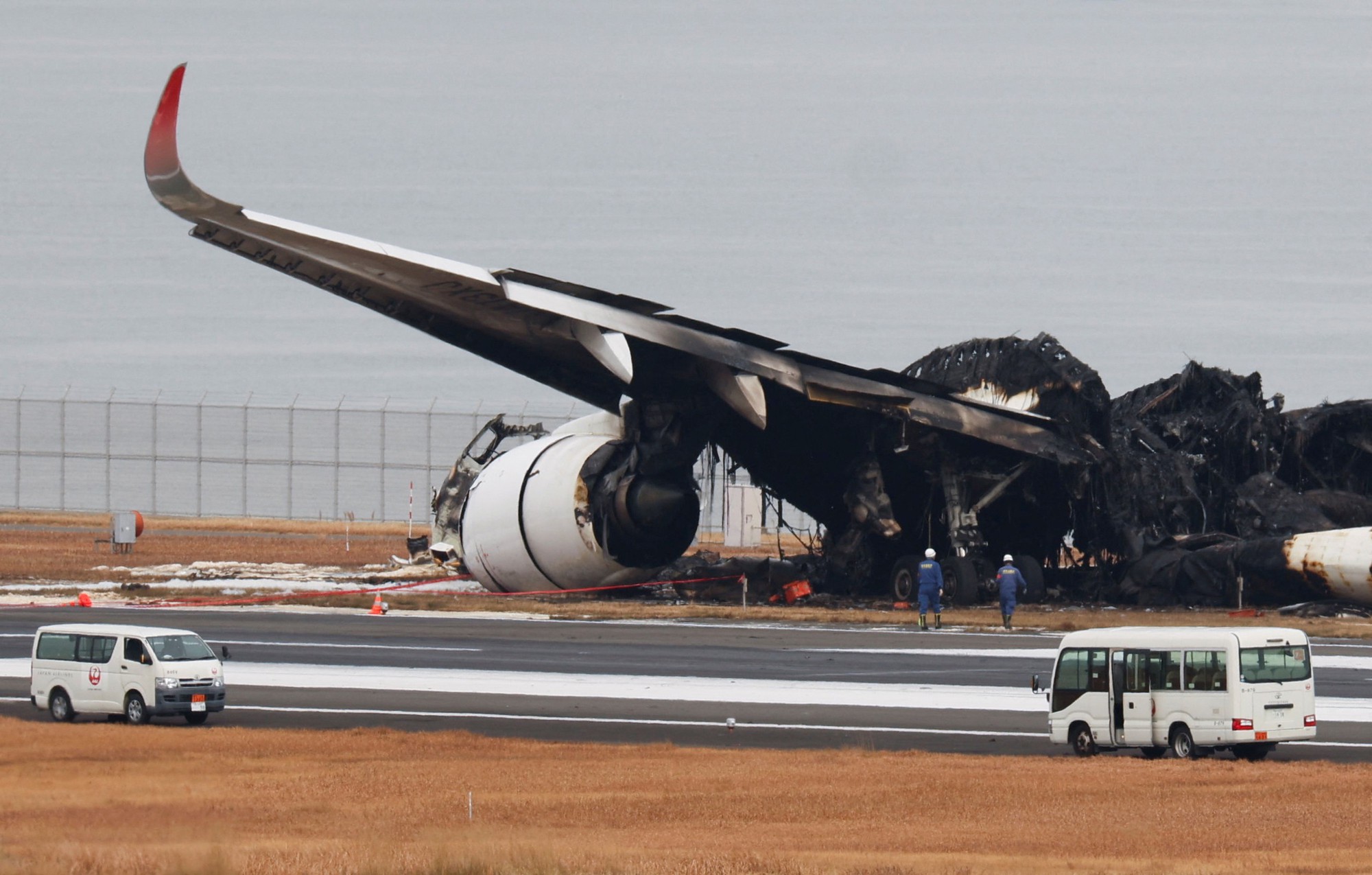 Tiết lộ video dài 8 phút về vụ va chạm máy bay Japan Airlines, 379 người tạo nên cảnh tượng “chỉ có tại Nhật Bản”- Ảnh 2.