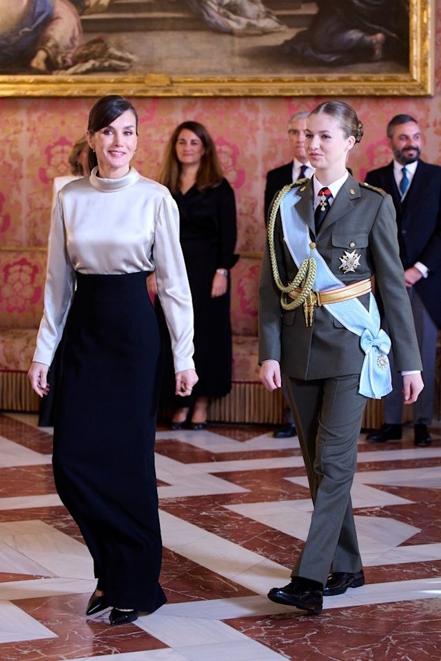 &quot;Nàng công chúa xinh đẹp nhất châu Âu&quot; xuất hiện đĩnh đạc trong bộ quân phục hoàng gia, lần đầu tiên trong đời tham dự sự kiện đặc biệt - Ảnh 7.