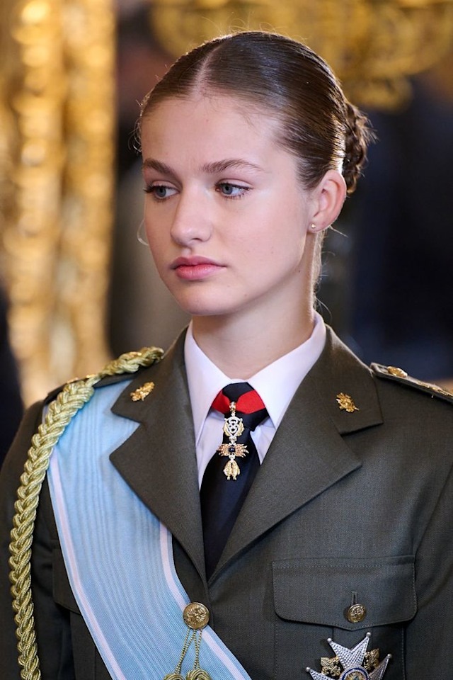 &quot;Nàng công chúa xinh đẹp nhất châu Âu&quot; xuất hiện đĩnh đạc trong bộ quân phục hoàng gia, lần đầu tiên trong đời tham dự sự kiện đặc biệt - Ảnh 4.