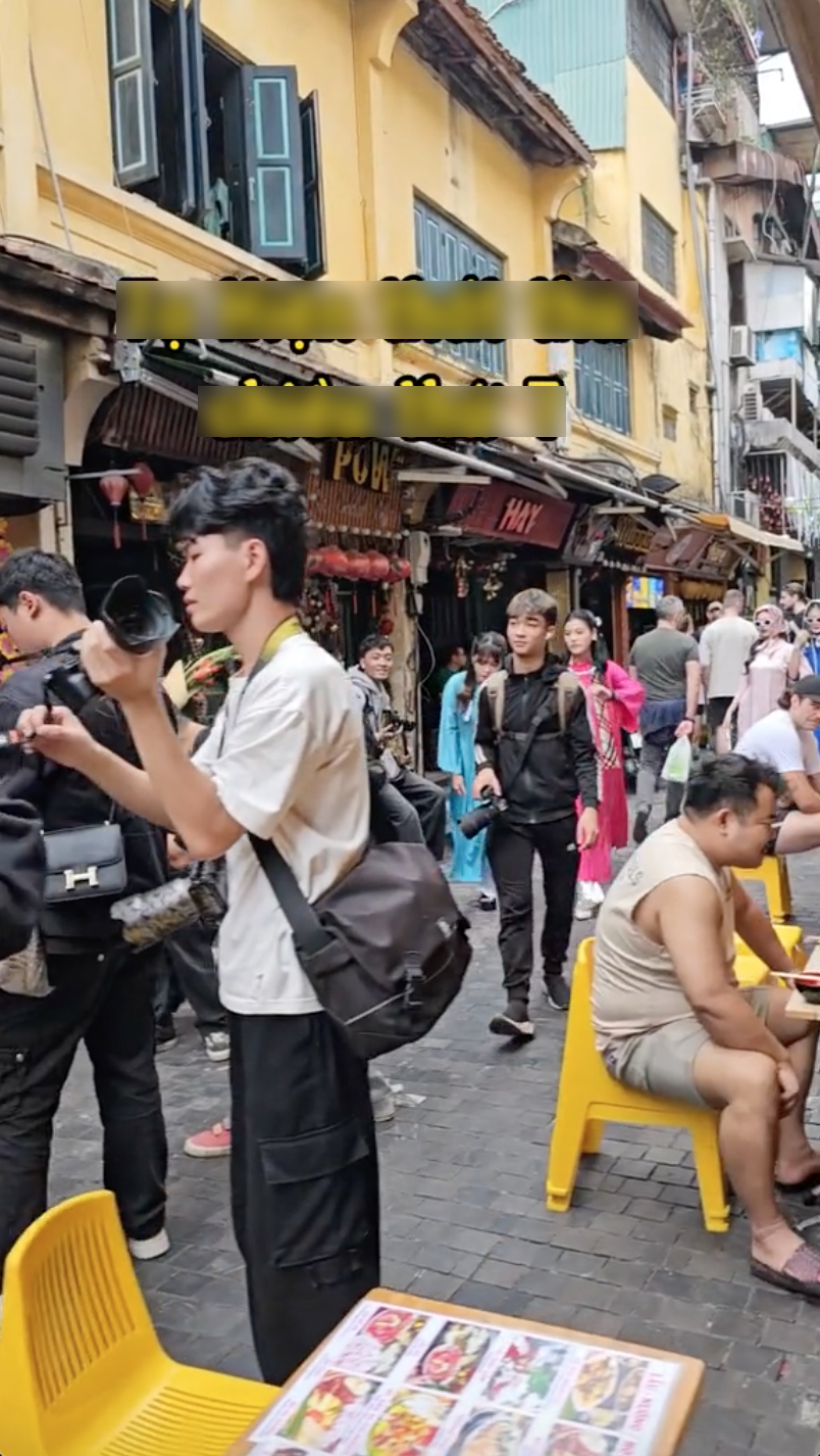 Tết đã rất gần: Một con phố Hà Nội đông nghịt khi giới trẻ đua nhau bắt trend chụp ảnh áo dài Tết- Ảnh 4.