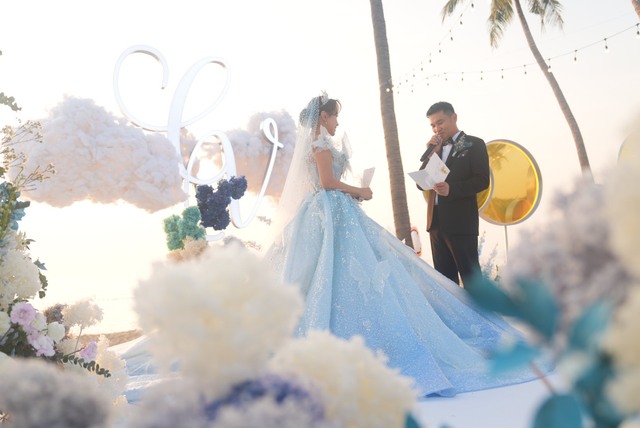 Vân Hugo diện đầm 25.000 đô la, nặng 12 kg trong đám cưới với ông xã doanh nhân