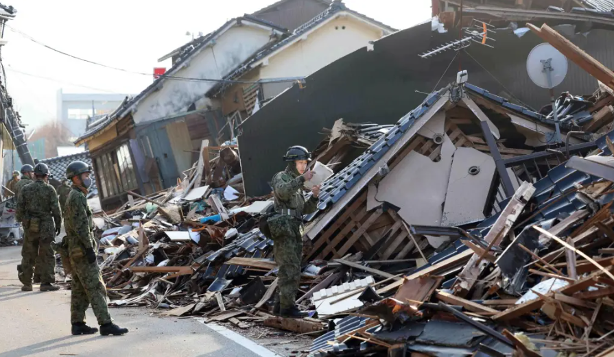 Thời tiết khắc nghiệt ảnh hưởng công tác cứu hộ động đất tại Nhật Bản - Ảnh 1.