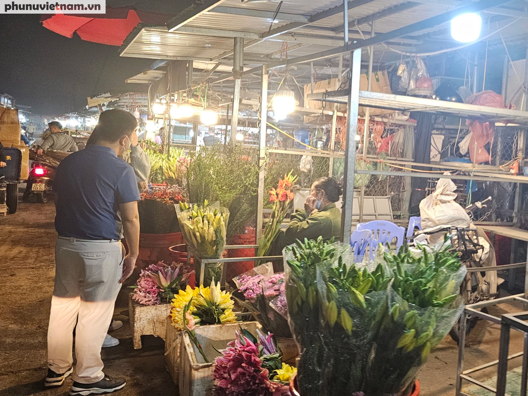 Chợ đầu mối hoa tươi lớn nhất thủ đô sẵn sàng đón Tết- Ảnh 11.