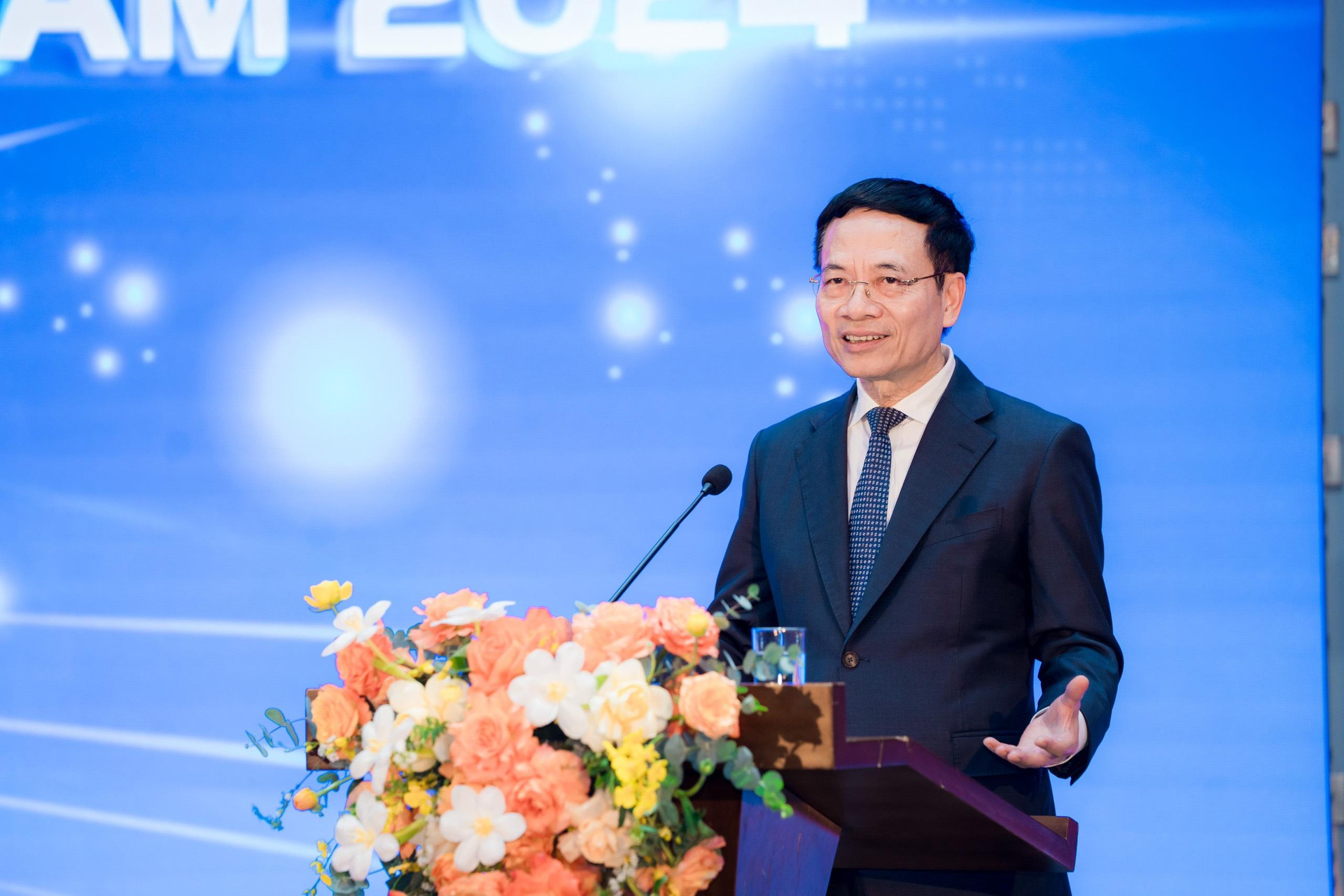 Bộ trưởng Nguyễn Mạnh Hùng: Đầu tư hạ tầng 100 triệu USD thì mất hết, 400 triệu USD cũng mất hết, nhưng đầu tư 1 tỷ USD thì sinh ra 2-3 tỷ USD, đó là bản chất của kinh doanh di động - Ảnh 1.