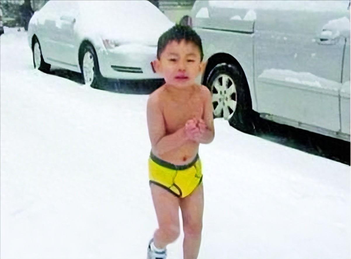 Cậu bé từng bị bố bắt cởi trần chạy trong tuyết, được giáo dục kiểu đại bàng, hiện ra sao sau 12 năm?- Ảnh 1.