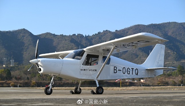 Máy bay điện đầu tiên của Trung Quốc cất cánh - Ảnh 1.