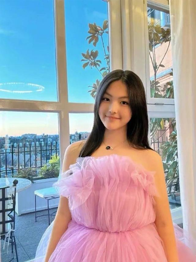 Nữ hoàng giải trí giàu nhất Trung Quốc làm mẹ đơn thân dạy con gái xuất sắc: 12 tuổi có triển lãm tranh tại bảo tàng Louvre ở Pháp, 14 tuổi giành học bổng trường nữ sinh hàng đầu ở Anh - Ảnh 4.