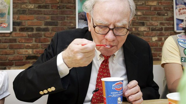 Uống 5 lon nước ngọt/ngày, ăn vặt thường xuyên, tại sao ‘thần đầu tư’ Warren Buffett vẫn khỏe mạnh ở tuổi 93? - Ảnh 2.