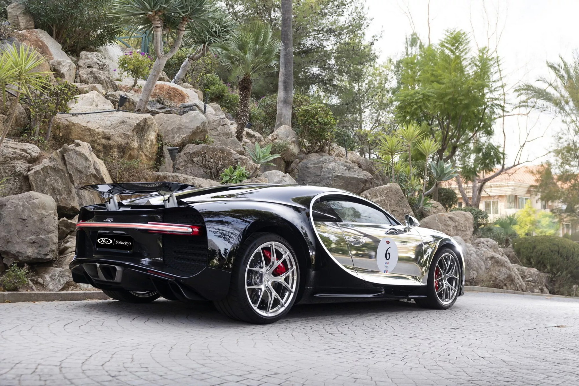 Chiếc Bugatti Chiron gần 7 năm tuổi này có giá dự kiến quy đổi gần 100 tỷ đồng: Option tiền tỷ, vỏ ngoài soi gương được - Ảnh 3.