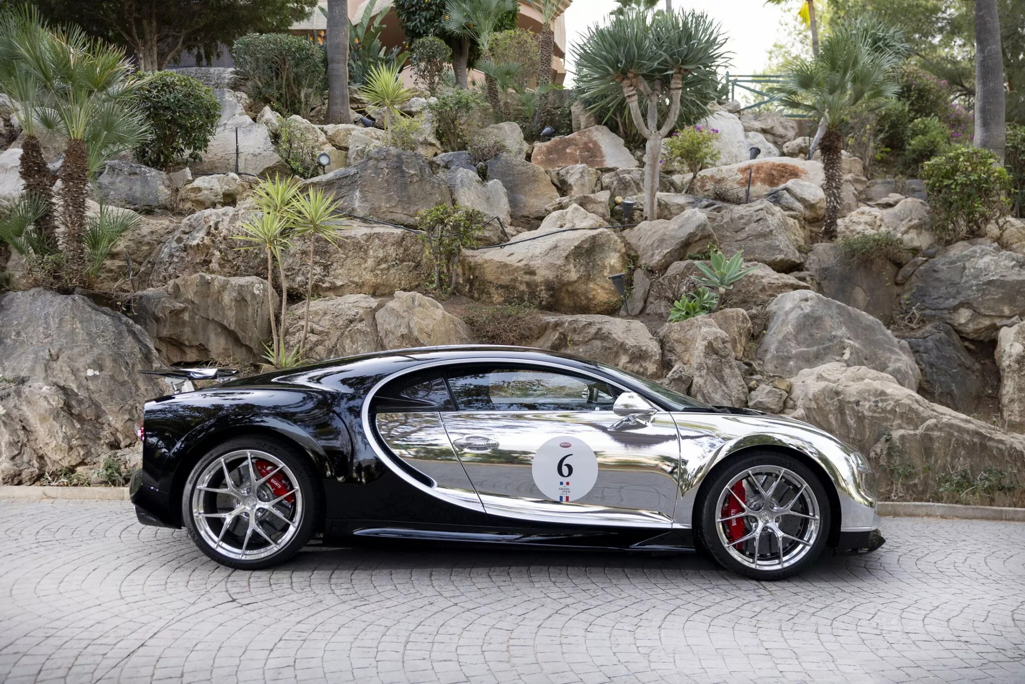 Chiếc Bugatti Chiron gần 7 năm tuổi này có giá dự kiến quy đổi gần 100 tỷ đồng: Option tiền tỷ, vỏ ngoài soi gương được - Ảnh 2.