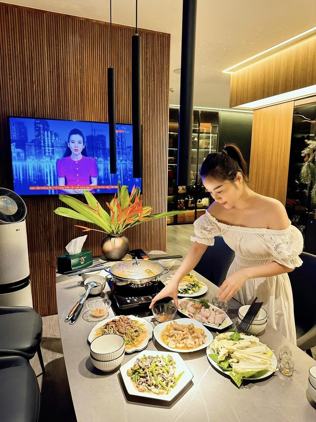 Nàng "Vàng Anh" đình đám giờ là Thượng uý Công an, tuổi U40 đẹp đằm thắm, ở nhà sang như khách sạn - Ảnh 4.