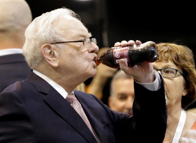 Uống 5 lon nước ngọt/ngày, ăn vặt thường xuyên, tại sao ‘thần đầu tư’ Warren Buffett vẫn khỏe mạnh ở tuổi 93? - Ảnh 1.