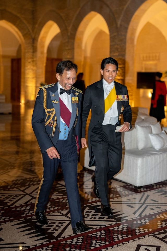 Hé lộ hình ảnh cô dâu của Hoàng tử Brunei đẹp dịu dàng trong chiếc váy cưới lấp lánh, khởi đầu đám cưới thế kỷ kéo dài 10 ngày - Ảnh 4.