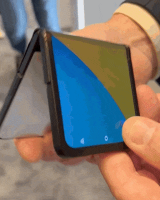 Samsung trình diễn mẫu smartphone gập giống Galaxy Z Flip, chỉ khác là thích gập hướng nào cũng được - Ảnh 1.