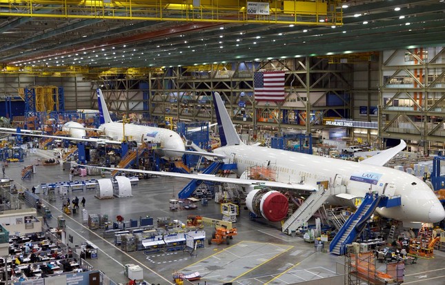 Cổ phiếu Boeing giảm kỷ lục vì vụ máy bay bung cửa trên trời - Ảnh 1.