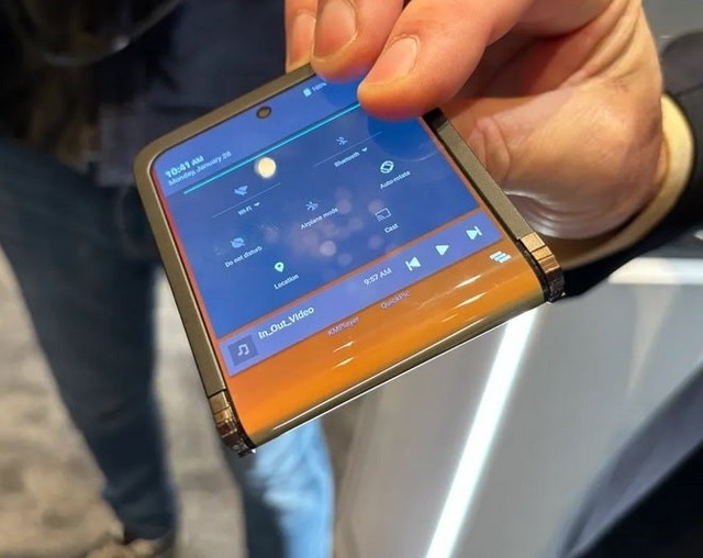 Samsung trình diễn mẫu smartphone gập giống Galaxy Z Flip, chỉ khác là thích gập hướng nào cũng được - Ảnh 2.